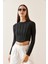 Siyah Bisiklet Yaka Taşlı Crop Bluz 5YXK2-48936-02 4