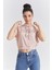 Somon Kapüşonlu Yazı Baskılı Beli Lastikli Bürümcük Kumaş Kadın Crop Top T-Shirt - 97230 6