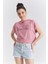 Gül Kurusu Yazı Baskılı Kapüşonlu Oversize Bürümcük Kumaş Kadın Crop Top T-Shirt - 97229 1