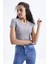 Gri Basic Önü Yırtmaçlı V Yaka Kadın Crop Top T-Shirt - 97206 5