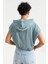 Mint Yeşili Kapüşonlu Yazı Baskılı Beli Lastikli Bürümcük Kumaş Kadın Crop Top T-Shirt - 97230 8