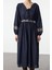 Moda Stil Regular V Yaka Midi Boy Belden Açılan Nakışlı Dokuma Elbise 3