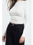 Kadın Crop Kayık Yaka Düşük Kol Slim Kalıp Örme Fitted Vücuda Oturan Büzgü Drape Detaylı Esnek Bluz 3