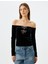 Metalik Fiyonk Detaylı Omzu Açık Kadife Bluz 3