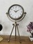 Gümüş renkli metal ayaklı masa saati, şık ve zamansız dekoratif tasarım 1