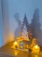 Işıklı tealight mumlu ahşap masa dekoru, şık ve doğal yılbaşı atmosferi yaratır. 2
