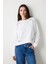 Beyaz Bisiklet Yaka Nakış Detaylı Sweatshirt 1