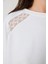 Beyaz Bisiklet Yaka Nakış Detaylı Sweatshirt 3