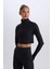 DeFactoFit Slim Fit Dar Kesim Fermuarlı Dik Yaka Uzun Kollu Tişört W0343AZ25SP 3