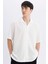 Relax Fit Yazlık Polo Yaka Krinkıl Kumaş Kısa Kollu Beyaz Gömlek C7398AX24SM 1