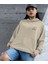 Kulağında Pembe Papatya Elleri ile Kalp Yapan Kara Kelem Emoji Kapüşonlu Sweatshirt Kadın 1