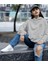 Kulağında Pembe Papatya Elleri ile Kalp Yapan Kara Kelem Emoji Kapüşonlu Sweatshirt Kadın 1