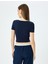 V Yaka Crop Slim Fit Kolej Baskılı Düğmeli Tişört 4