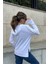 Kadın Beyaz Uzun Kol, Yırtmaç Detaylı, Arma ve Yazı Detaylı, Kapüşonlu Sweatshirt Bluz 3