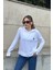 Kadın Beyaz Uzun Kol, Yırtmaç Detaylı, Arma ve Yazı Detaylı, Kapüşonlu Sweatshirt Bluz 4