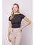 Kadın Kayık Yaka Büzgü Detaylı Hafif Parlak Likralı Tok Kumaş Kısa Kol Bluz Body-Siyah 4