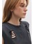 Yırtık Detaylı Sıfır Kol T-Shirt 2