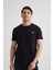 Esnek Pamuklu Standart Kalıp Minimal Logolu Siyah Erkek T-Shirt 1