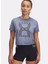 1389568-044 Ua Run 96 Graphic Ss Gri Yuvarlak Yaka Loose Fit Baskılı Kadın T-Shirt 1