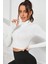 Kadın Beyaz Uzun Kol Fermuarlı Parmak Geçme Detaylı Dik Yaka Crop Top Bluz 5