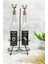 Şeffaf cam şişe 750 ml, mantar tıpalı, siyah stand, etiketli, bej renkli yağdanlık 1