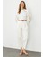 Ekru Pensli ve Pile Detaylı Yüksek Bel Havuç Jean 2
