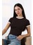 Penye Likralı Ribana Yakası ve Kol Ağzı Beyaz Biyeli Pamuklu T-Shirt 21832 Kahve 2