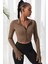 Kadın Kahverengi Uzun Kol Fermuarlı Parmak Geçme Detaylı Dik Yaka Crop Top Bluz 3