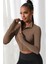 - Kadın Kahverengi Uzun Kol Fermuarlı Parmak Geçme Detaylı Dik Yaka Crop Top Bluz 4