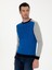 Erkek Saks Slim Fit Kazak 50272470-VR045 <p STYLE="PADDING-BOTTOM:10PX;">GÖZ Alıcı Sax Rengi, Enerjik ve Dinamik Bir Görünüm Sunarak Modanın En Canlı Tonlarından Biri Olmaktadır. Canlı Mavi ile Yeşil Arasında Bir Denge Kuran Sax Rengi, Özellikle Kış Sezonunda Karamsar Havalara Meydan Okuyarak Stilinizi Öne Çıkarmaktadır ve Aydınlatmaktadır. Uzun Kolları, Soğuk Havalarda Ek Koruma Sağlarken, Bisiklet Yaka Detayı Boyun Ise Modern Bir Hava Katmaktadır.aynı Zamanda Bisiklet Yaka Detayı, Boyun Etrafını Şık Bir Şekilde Çerçeveleyerek Modern Bir Hava Katmaktadır. <p STYLE="PADDING-BOTTOM:10PX;">SLIM Fit Kesimi, Vücut Hatlarını Etkileyici Bir Şekilde Ortaya Çıkarırken, Aynı Zamanda Şıklığı Da Ön Plana Çıkarmaktadır. Desenli Dokusu, Sıradanlıktan Uzak Bir Tarz Sunarak Her Ortamda Dikkat Çekmeyi Başarmaktadır. Modelin Boyu 188 Cm, Kilosu 83 Kg, Göğüs Ölçüsü 99 Cm, Bel Ölçüsü 83 cm ve Basen Ölçüsü 106 Cm'dir. Modelin Giydiği Beden 48 Olup, Tam Olarak Vücuda Oturarak Fit Bir Görünüm Sağlamaktadır. Herhangi Bir Kombinle Rahatlıkla Uyum Sağlayan, Zarafeti ve Konforu Bir Arada Sunarak Dolabınızın Vazgeçilmezi Olmaya Adaydır. 1