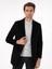 Erkek Siyah Yün Karışımlı Ex. Slim Fit Palto 50293650-VR046 <p STYLE="PADDING-BOTTOM:10PX;">%67 Yün, %29 Dayanaklı Sentetik Lif, %3 Poliamid ve %1 Pamuk Karışımından Üretilmiş Olan Siyah Palto, Üstün Kalite ve Konforu Bir Arada Sunar. Yüksek Yün Oranı Sayesinde Doğal Bir Sıcaklık Sağlar ve Soğuk Havalarda Vücudu Korur. Dayanaklı Sentetik Lif ve Poliamid Karışımı Ise Dayanıklılığı Artırarak Uzun Yıllar Boyunca Formunu Kaybetmeden Kullanılmasını Sağlar. Ince ve Hafif Pamuk Dokunuşu Ise Ciltle Uyumlu, Yumuşak Bir Temas Sunarak Konfor Seviyesini Yükseltir. <p STYLE="PADDING-BOTTOM:10PX;">EX.SLIM Fit Kesimi, Modern Erkeklerin Stiline Hitap Eden Bir Form Yaratır. Vücudu Nazikçe Saran Kesim, Şık Bir Görünüm Sunarken, Fit Yapısıyla Ince Bir Siluet Oluşturur. Paltonun Kapüşonsuz Tasarımı, Klasik ve Minimalist Bir Hava Katar. Takım Elbise, Gömlek Veya Kravat Gibi Resmi Kıyafetlerle Mükemmel Uyum Sağlar. Kolayca Giyilip Çıkarılabilir ve Vücudu Rahatsız Etmeyen Yapısı ile Dikkat Çeker. Hem Günlük Kullanımda Hem De Özel Günlerde Tercih Edilebilecek Bir Klasik Olan Siyah Palto, Stil Sahibi Erkeklerin Gardırobunda Vazgeçilmez Bir Yer Edinir. <p STYLE="PADDING-BOTTOM:10PX;">MODEL, 48 Beden Palto Giymekte Olup 189 cm Boyunda, 72 kg Ağırlığında, Göğüs Çevresi 103 Cm, Bel Çevresi 84 cm ve Basen Ölçüsü 100 Cm’dir. 3