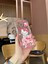 iPhone 13 Pro Max Çizgi Film Figürlü Kabartmalı Pembe Telefon Kılıfı 4