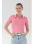 Yakası Aksesuar Detaylı Polo Yaka Crop Tişört 1