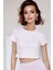 Beyaz Taş Detaylı Fit Crop T-Shirt – Işıltıyla Şıklığı Yansıt 1