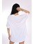 Parfüm Şişesi ve Çiçek Desenli Oversize T-Shirt – Feminen Şıklığın Imzası 4