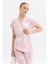100% Viskon, Keten Görünümlü Pembe Desenli Kuşaklı Anvelop Yaka Yelek-Pantolon Takım 3