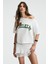 Qaly Kadın Kayık Yaka Tek Omuz Kısa Kol Ön ve Arka Baskı Detaylı Relaxed Ekru T-Shirt 2