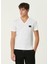 Beyaz V Yaka Logo Detaylı T-Shirt 1