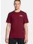 1382850-625 Ua Bball Logo Court Ss Bordo Yuvarlak Yaka Normal Kalıp Erkek T-Shirt 1