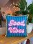 Good Vibes Yazılı Çizgili Çift Taraflı Dekoratif Süet Kırlent Kılıfı - Kırlent Kılıfı - 43X43CM 1
