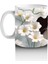 Beyaz Çiçekler Arasında Gülümseyen Sevimli Ayı – Baskılı Kahve Kupası 2