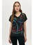 Dijital Baskılı Nakışlı V Yaka T-Shirt 2