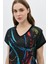 Dijital Baskılı Nakışlı V Yaka T-Shirt 3