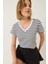 Kadın V Yaka Çizgili Rahat Kalıp Basic T-Shirt 1