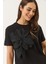 Kadın Çiçek Aksesuarlı Kısa Kollu Pamuklu T-Shirt 1