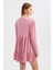 Kadın Elbise: Büzgülü Yuvarlak Yakalı Bağcıklı Katlı Uzun Kollu Mini Elbise Pink 9