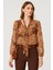 Kadın Kahverengi Şifon Bluz Gömlek – Fular Detaylı Desenli Model 4