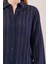 Düğmeli ve Çizgi Detaylı Lacivert Gömlek 4