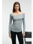 VELMEA Kadın Asimetrik Yaka Omuz Detaylı Slim Fit Açık Gri Bluz 1