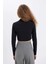 Siyah Fitted Vücuda Oturan Gömlek Yaka Fermuarlı Bengalin Uzun Kollu Crop Basic Düz Bluz C5037AX24AU 19